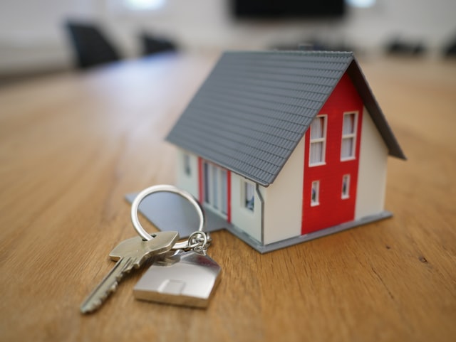 en nyckelknippa framför ett dockhus