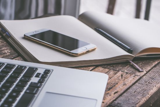 smartphone ovanpå skrivbok